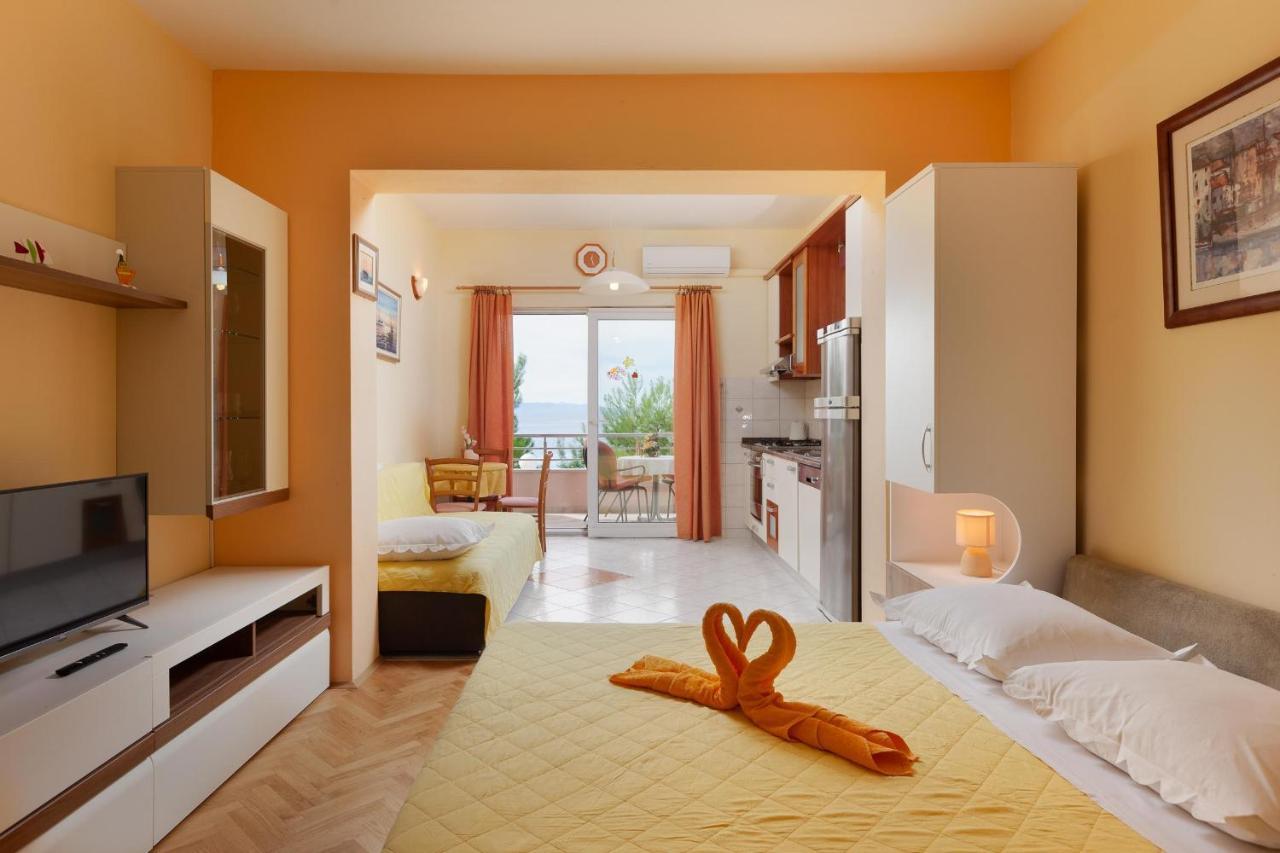 Apartments Marijan - Beachfront Tučepi エクステリア 写真